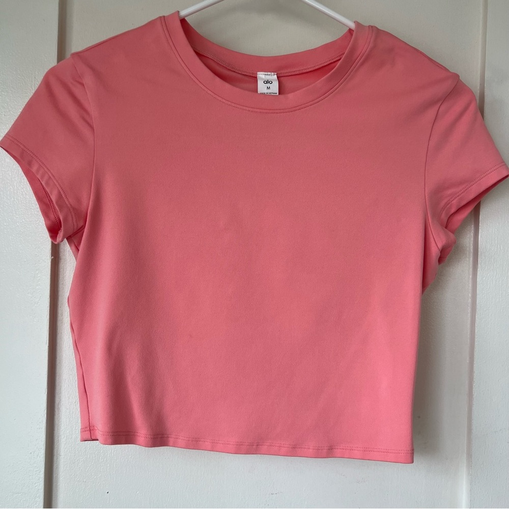 Alo Yoga Alosoft Crop Finesse Short Sleeve in strawberry lemonade (size medium)